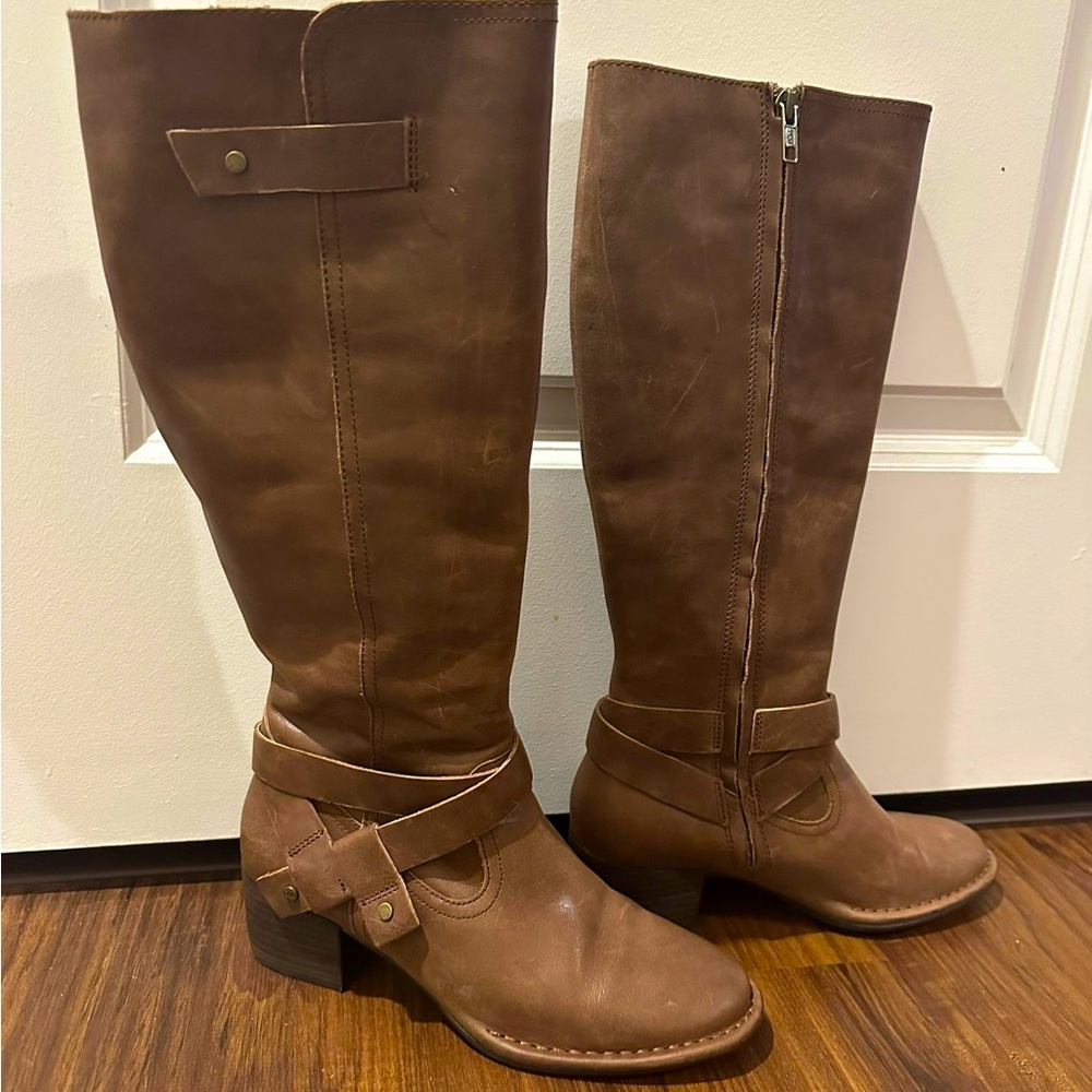 Like new UGG women’s BANDERA" MYSTERIOUS BROWN BOOTS -  US 7 -